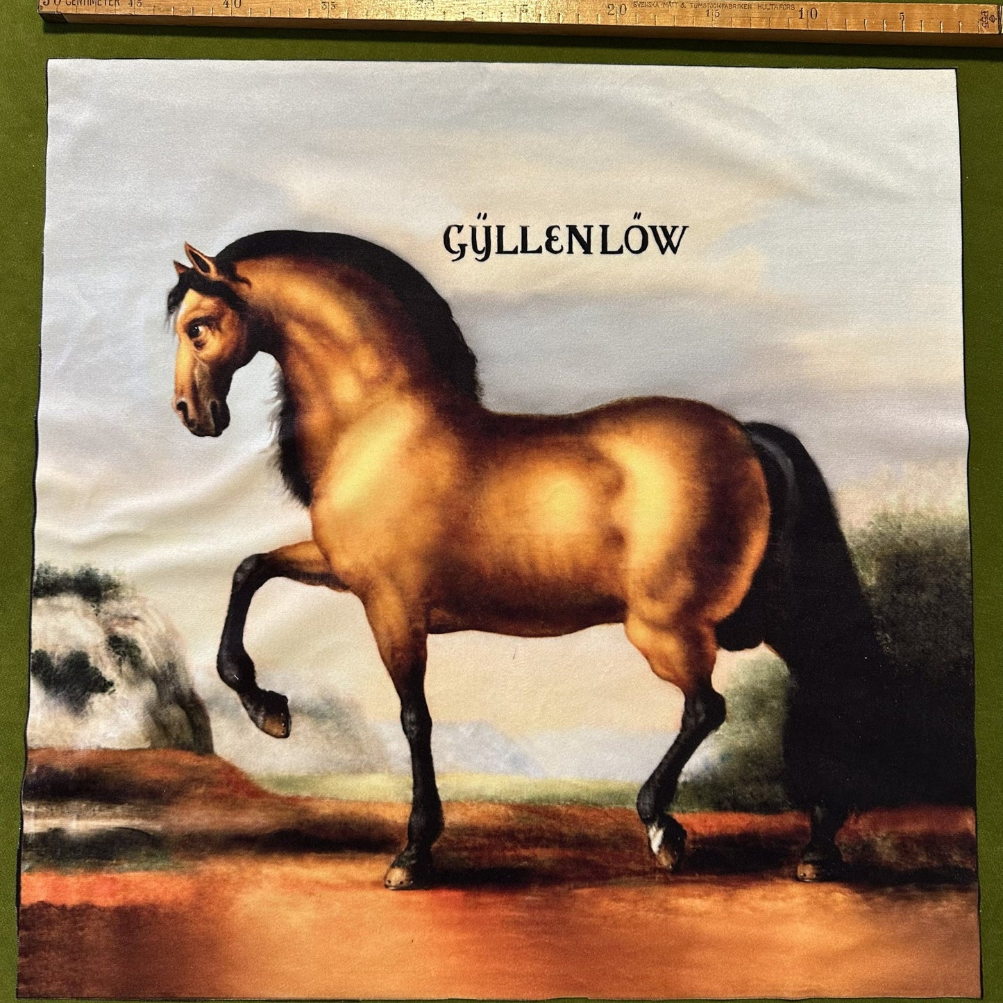 1650 Gullenlöv  – Pillow Front
