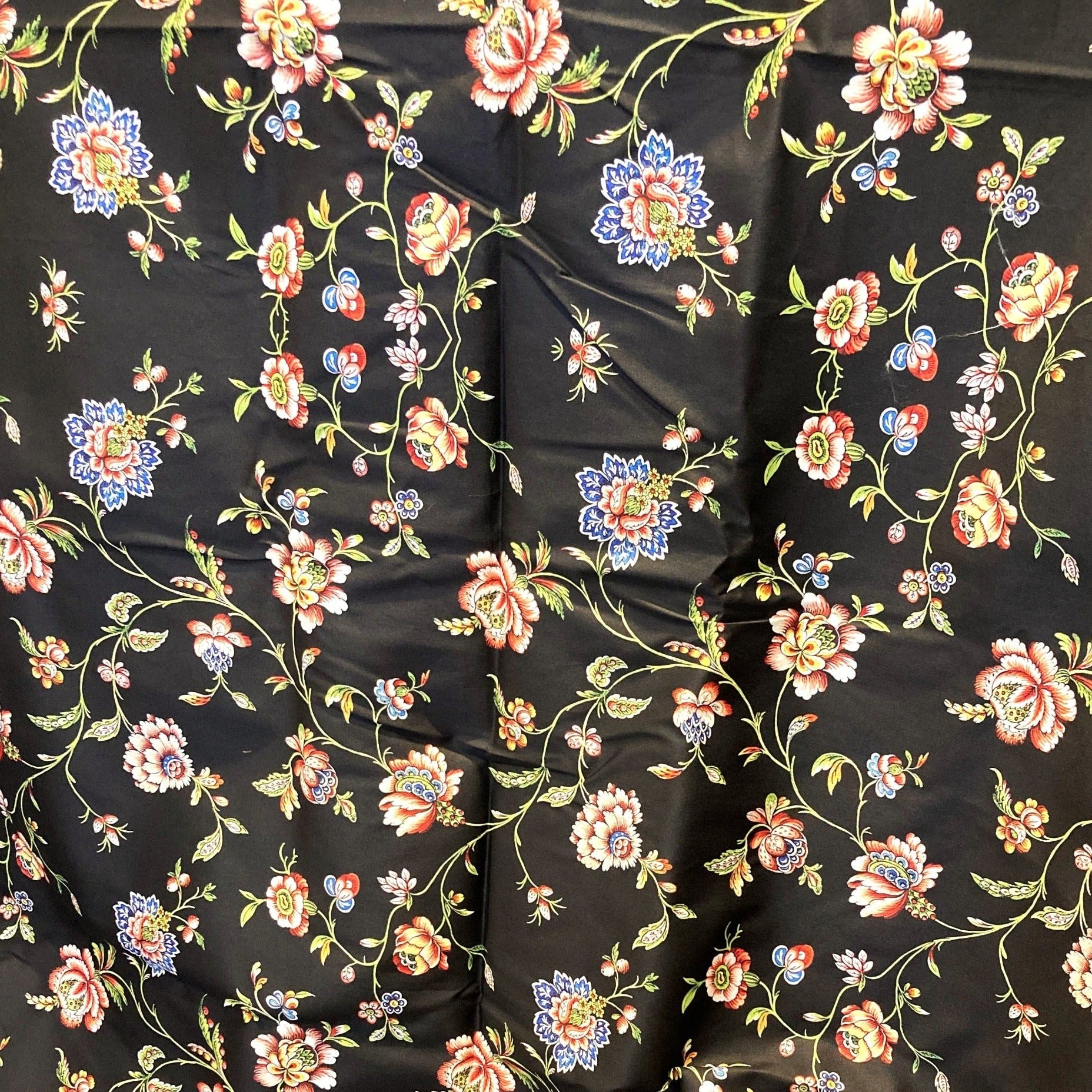 Survêtement d'une robe à l'anglaise Chintz : tabby de coton, mordants peints et résistant Fabriqué sur la côte sud-est de l'Inde pour le marché européen, robe probablement fabriquée en Grande-Bretagne Collections ROM Roses rouge bleu vert blanc